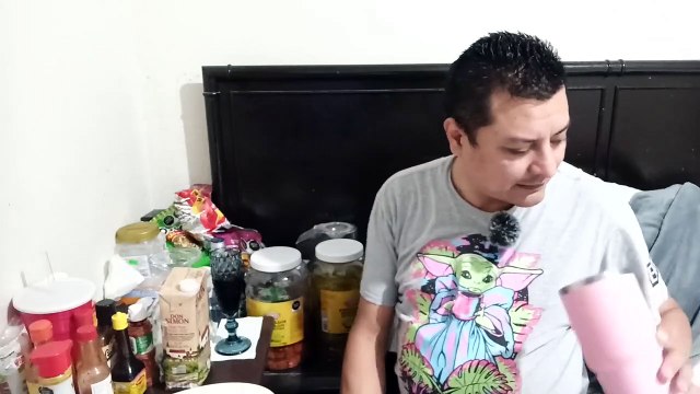 Abriendo una caja de vino tinto don simon mientras como botanas y les muestro mi area botanero epica