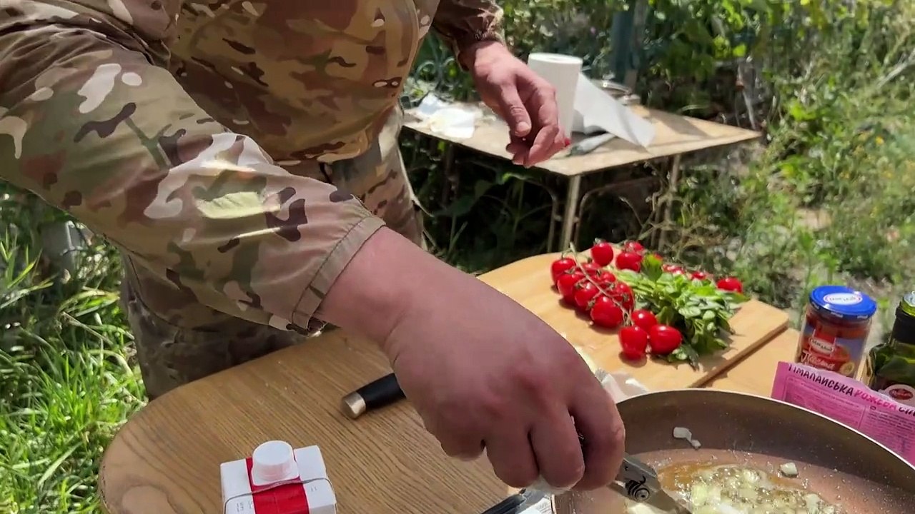 An der Front und am Kochtopf: Ukrainer ist Soldat und Influencer