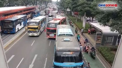Jelang Misa Akbar Paus Fransiskus di GBK, Bus Jemaat Mulai Berdatangan