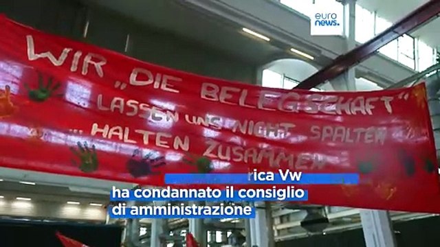 Volkswagen, operai contro l'azienda per la possibile chiusura di stabilimenti in Germania