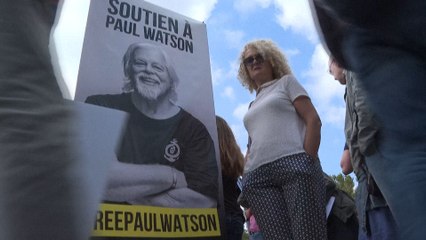 A Paris, des centaines de personnes se réunissent en soutien à Paul Watson