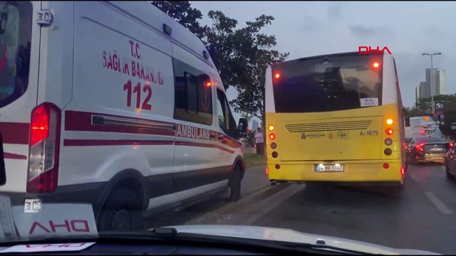 İstanbul’da trafikte ilerleyemeyen ambulans kaldırımdan gitti