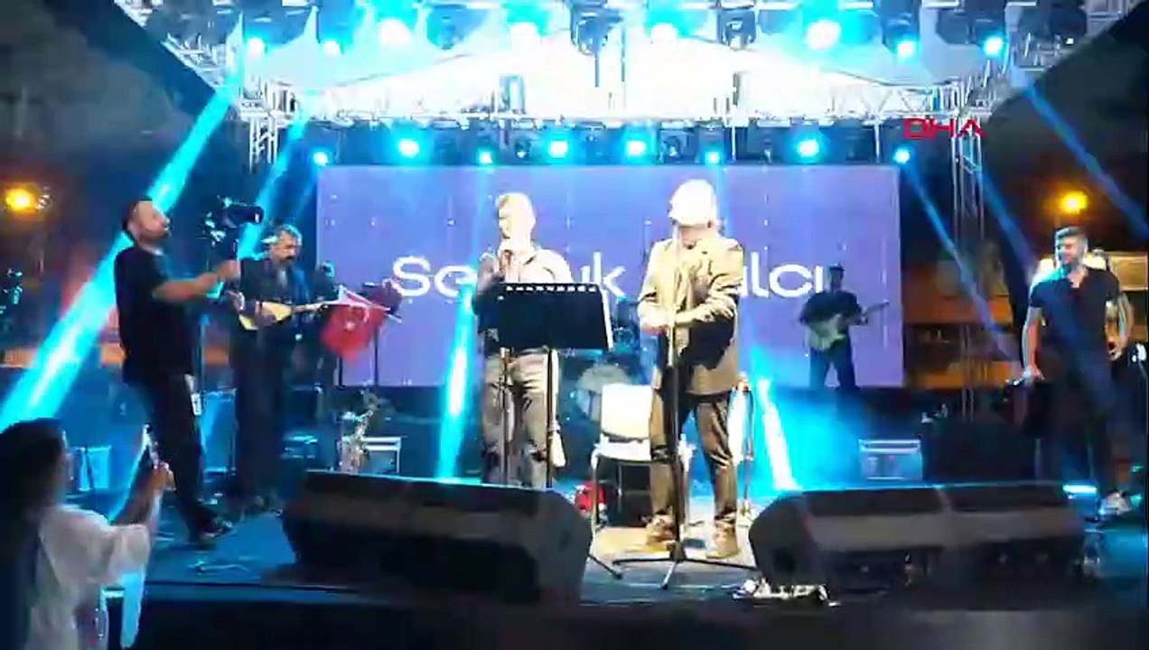Kütahya Simav'ın 'müzisyen kaymakamı'! Gitar çalarak, yaklaşık 1,5 saat sahnede kaldı