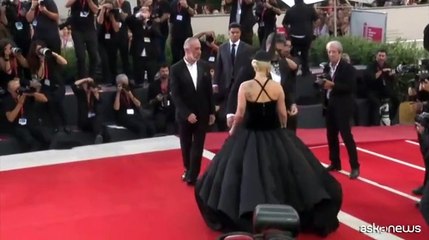 Red carpet a Venezia per Lady Gaga, accompagnata dal fidanzato