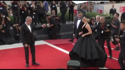 Red carpet a Venezia per Lady Gaga, accompagnata dal fidanzato