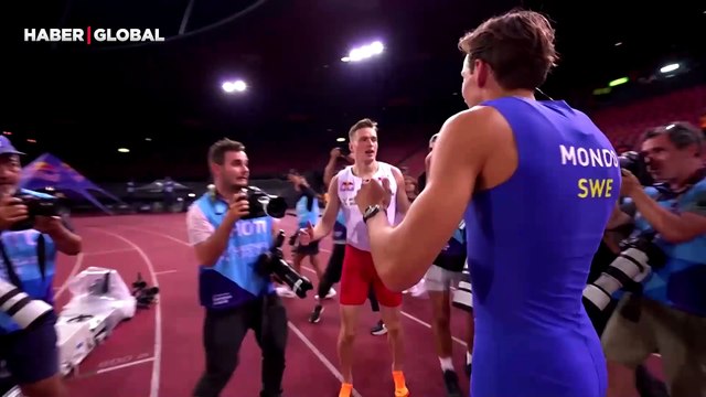 Yusuf Dikeç pozu veren Armand Duplantis, 100 metre koşuda da bir harika!