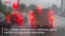 Maltempo, bomba d'acqua su Milano: le strade sembrano fiumi