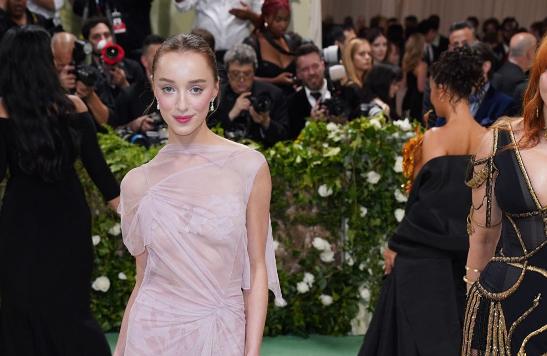 Phoebe Dynevor: Sie spielt neben Zac Efron in 'Famous' mit