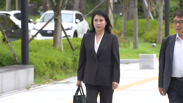 '법인카드 의혹' 김혜경, 검찰 조사... 진술 거부 / YTN