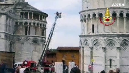 Download Video: Pisa, malore mentre e' sulla Torre pendente: salvato turista 45enne