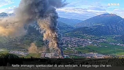 Vipiteno, incendio in un'azienda immortalato da una webcam