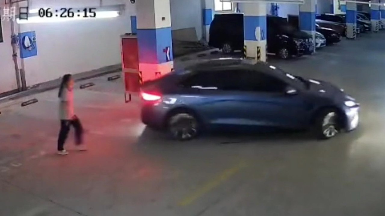 Mutter vergisst ihre Tochter auf dem Schulweg – Teenager muss hinter dem Auto herlaufen