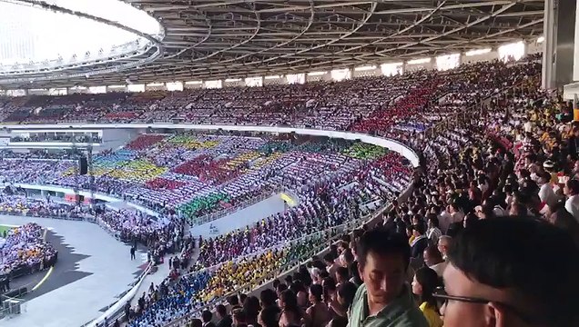 L'ambiance dans le stade de Jakarta pour la messe du Pape