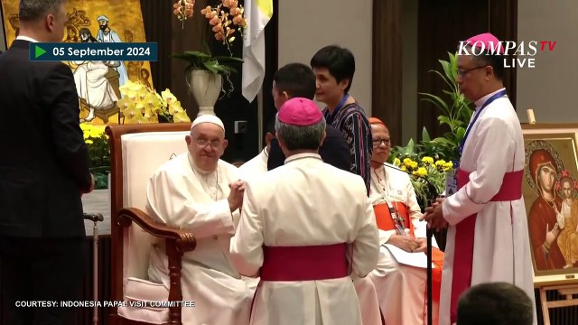 [FULL] Momen Paus Fransiskus Sapa hingga Peluk Penyandang Disabilitas saat Kunjungi Kantor KWI