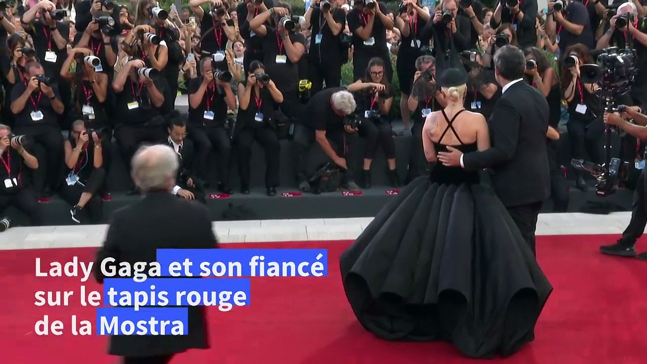 Lady Gaga et son fiancé sur le tapis rouge de l...
