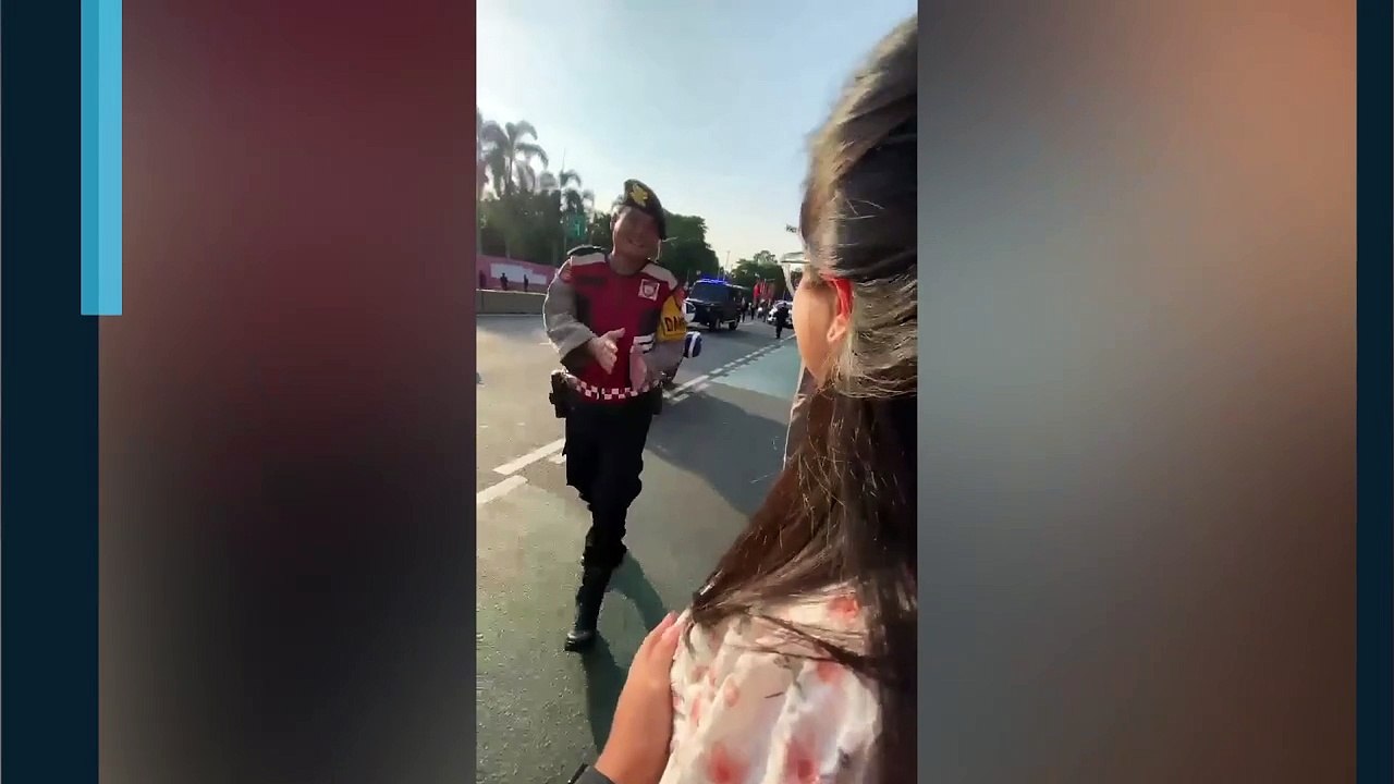 PAUS FRANSIKUS MENYAPA DAN MEMBERKATI BEBERAPA WARGA DI PINGGIR JALAN