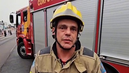 Motorista tem mal súbito e bate van em poste de rua em Curitiba