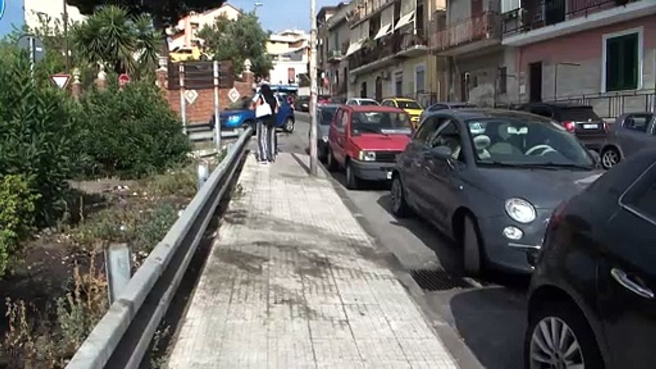 UN'AIUOLA COME PATTUMIERA VIALE GAZZI, INTERVENGONO I VIGILI