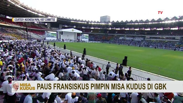 Lektor Tunanetra Membacakan Bacaan Sabda di Misa Paus Fransiskus di GBK Jakarta