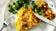 Dile adiós al tenedor: batir así los huevos para la tortilla francesa es el secreto para que quede más esponjosa