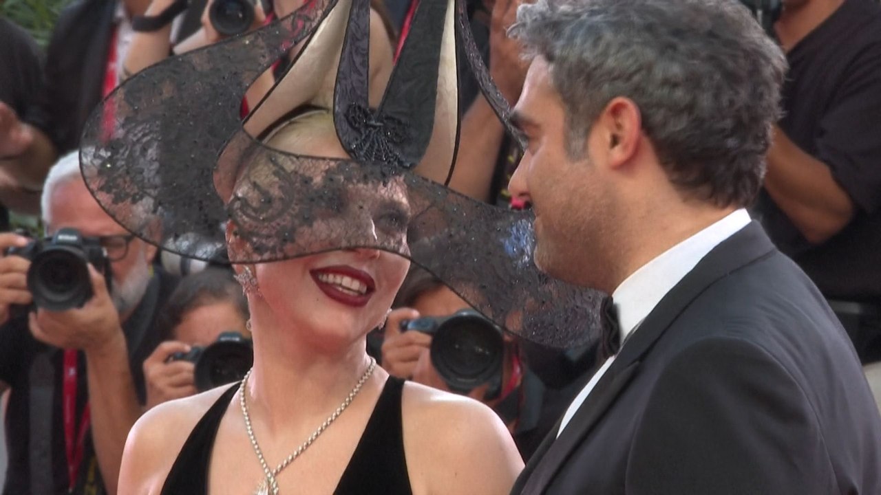 Lady Gaga et son fiancé sur le tapis rouge de l...