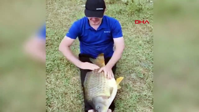 Yakaladığı 16 kiloluk dev balığı bacaklarının üzerinde bebek gibi salladı