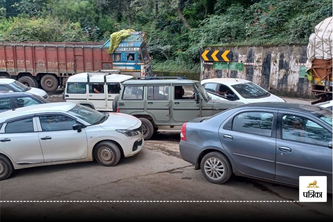 Kondagaon News:  केशकाल घाटी में पलटा ट्रेलर... पिछले 4  घंटे से लगी है वाहनों की लंबी कतार, देखें Video