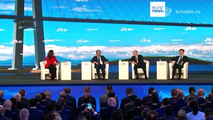 Putin scherza dal palco del Forum di Vladivostok : "Sosteniamo la candidatura di Kamala Harris"