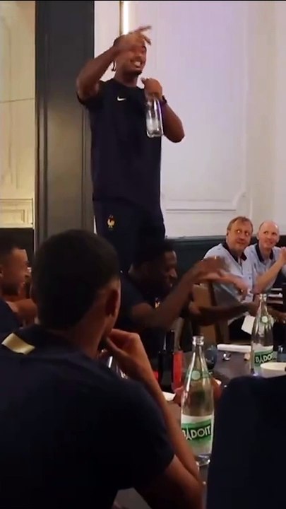 Le Bizutage original des nouveaux joueurs de l'équipe de france de Football