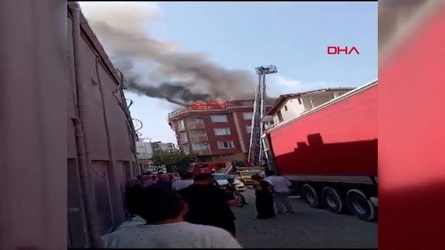 İstanbul'da 4 katlı binanın çatı katında yangın