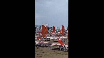 Télécharger la video: Marina di Grosseto, violenta tromba d'aria provoca danni agli stabilimenti balneari