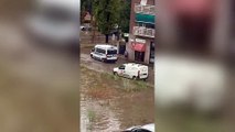 Il video del Seveso esondato a Milano: acqua fuori dai tombini e strade allagate