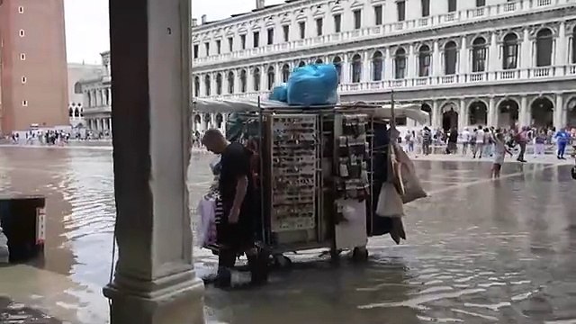 Maltempo, a Venezia torna l'acqua alta e il vento forte rovescia i tavolini