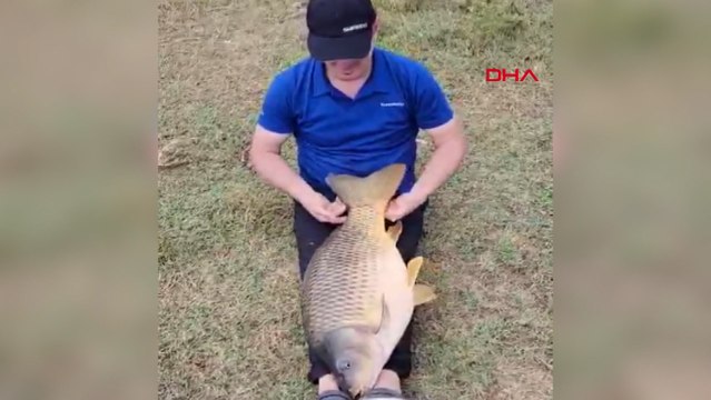 Oltayla yakaladığı dev balığı bacaklarının üzerinde bebek gibi salladı
