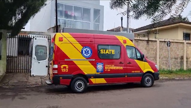 Mulher sofre fratura aberta após cair da cadeira