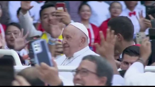 Indonesia, messa del Papa allo stadio: siate costruttori di pace