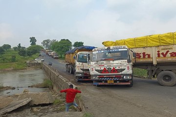 संकरी पुलिया पर कोयला लोड 3 हाइवा में जबरदस्त भिड़ंत