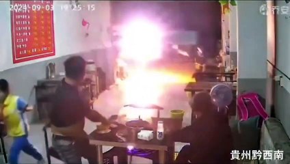 Video: ¡Increíble! Una niña se salvó de se aplastada por un poste de cemento