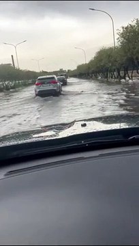 Maltempo a Bari, allagata la strada che porta alla Fiera del Levante