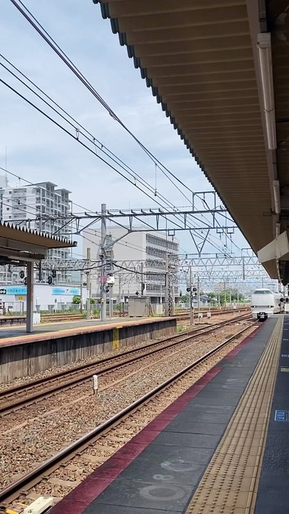 This was my first time seeing the "Konotori Express." Photographed at Amagasaki Station in Hyogo.#new  #today #viral #trending #trains #train #konotori #konotoriexpress #express #shorts