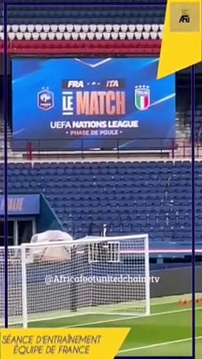 Antoine Griezmann et Jonathan Claus sont les premiers sur la pelouse du Parc des Princes pour l’entraînement d’avant-match de l France  au Parc des Princes | #FRAITA ⚽️