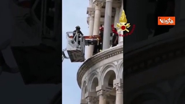 Uomo colto da un malore in cima alla Torre di Pisa: il video del salvataggio dei vigili del fuoco con l'autoscala