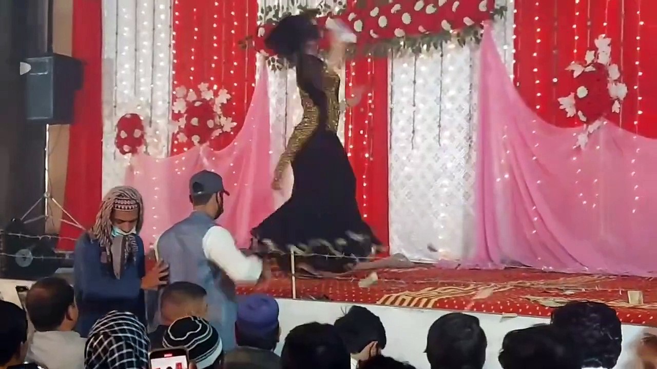 Dolphin_Ayyan_hot_stage_performance
