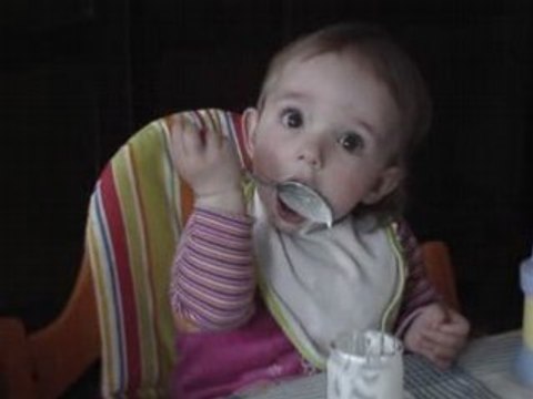 Sibylle mange toute seule