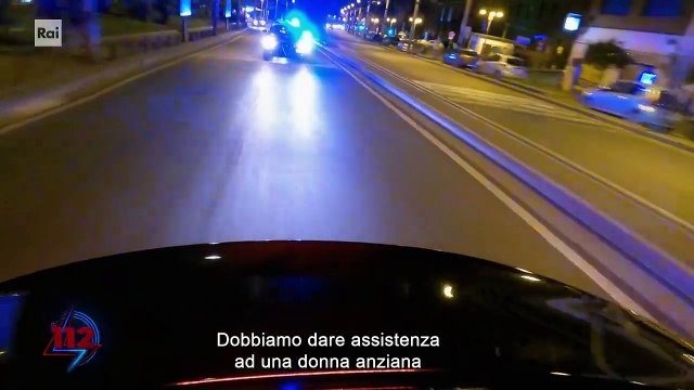 Napoli, Soccorso ad anziana caduta in casa - 112 - Le notti del Radiomobile