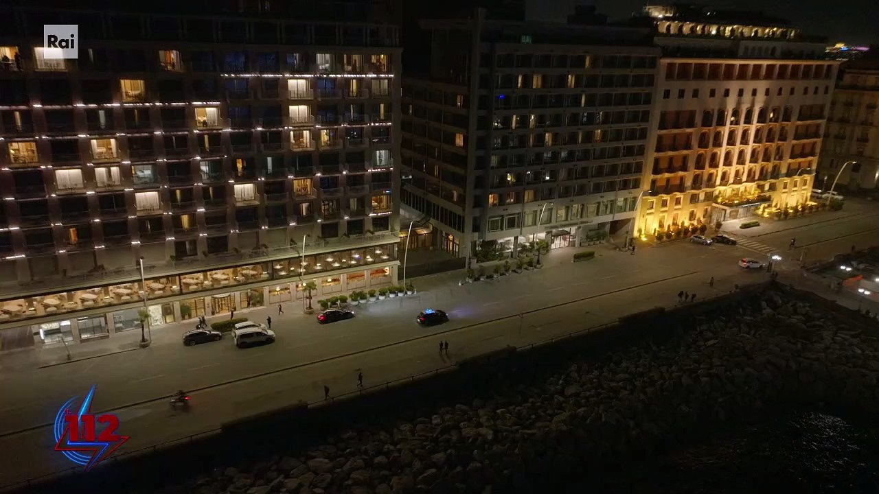 Napoli, ragazza tenta suicidio Carabiniere evita tragedia - 112 - Le notti del Radiomobile