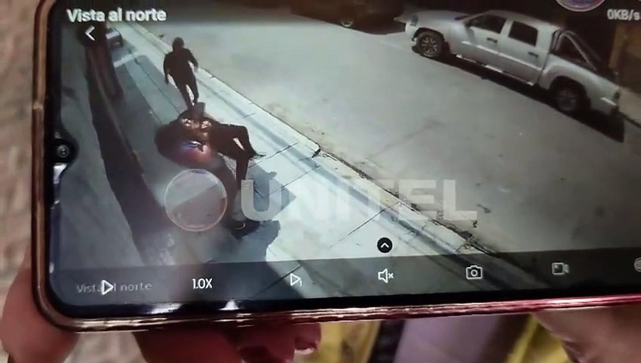 A plena luz del día, un hombre dejó inconsciente a un joven tomándolo del cuello para robar sus pertenencias