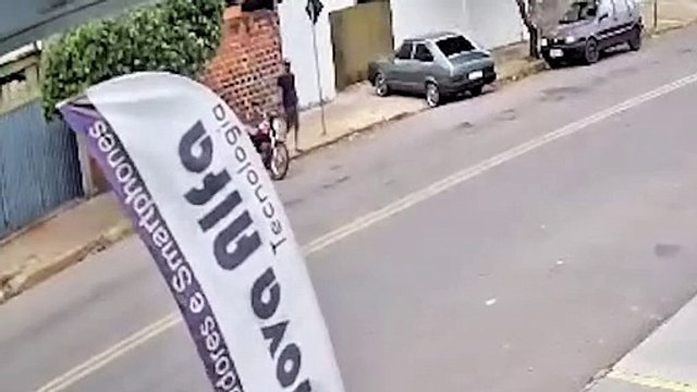 Ladrão é filmado furtando bicicleta em estacionamento de mercado em Goioerê