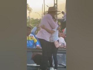 Tucupita con la revolución: Niña se fundió en un solo abrazo con Maduro en plena caravana