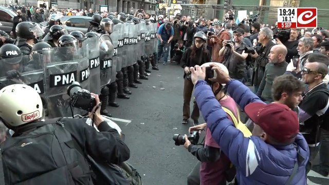 Represión, golpes y heridos: ¿Por qué los jubilados van a las marchas?